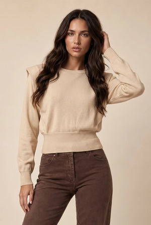 Women's beige fine-knit jumper with padded shoulders, long sleeves and crew neck