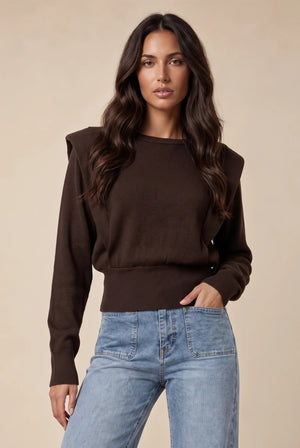 Women's brown fine-knit jumper with padded shoulders, long sleeves and crew neck